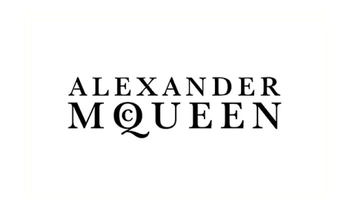 “Alexander McQueen: The Innovation and Unstoppable Legacy of a Fashion Icon”